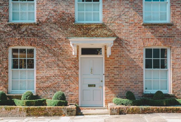 Cinq astuces pour isoler efficacement une porte d'entrée en bois